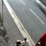 Vídeo Incrível de Rapaz Pulando em Ônibus