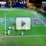 Zagueiro Erra o Chute e Toma Gol Incrível
