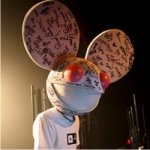Dj que Usa Máscara do Mickey Desmaia em Casa Noturna
