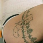 Fotos de Mulheres com Armas Tatuadas