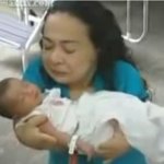 Mulher de 79 Centímetros Dá à Luz