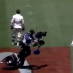 Cameraman Leva Tombo em Jogo de Criquet