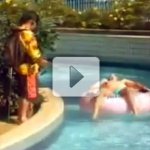 Cego Faz Xixi na Piscina em Pegadinha