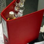 Como Esconder Bebidas no Escritório