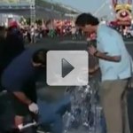 Rep�rter Destr�i Escultura do Artista Durante Entrevista