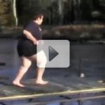 Gordo Pula em Lago Congelado