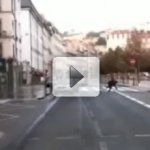 Homem Brinca na Rua com Final Desagrad�vel