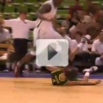 Marcelinho Leva Pisão na Cabeça em Jogo de Basquete da Seleção