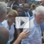 George Bush Limpa a Mão em Bill Clinton