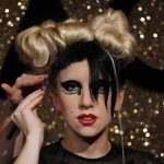 Lady Gaga Vira Estátua no Japão Lady Gaga Vira Estátua no Japão