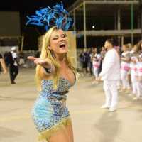 Ellen Rocche Escolhe Vestido Curtinho Para Ensaio de Carnaval