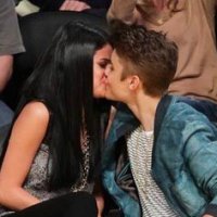 Beijo de Justin Bieber e Selena Gomez no Jogo de Basquete