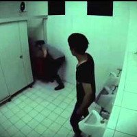 Pegadinha do Banheiro Assombrado Faz Pessoas Borrar as Calças