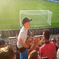 Garoto de 7 Anos Liderando a Torcida do PSV