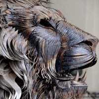 Majestosa Escultura de Leão Feita com 4.000 Peças de Sucata