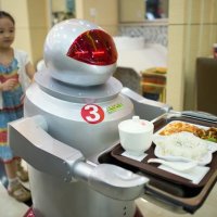 Robôs Servem Pratos Feitos Por Androides em Restaurante Chinês