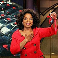 Oprah Winfrey Distribui 275 Carros para a Platéia