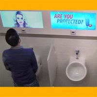 Pegadinha - Mulheres 'Invadem' Banheiro Masculino