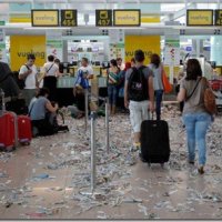 Protesto Deixa Aeroporto de Barcelona Cheio de Lixo