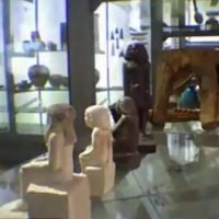 Câmera Filma Estátua Egípcia Girando em Museu