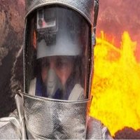 Rapaz Tira 'Selfie' Dentro de Vulcão em Erupção