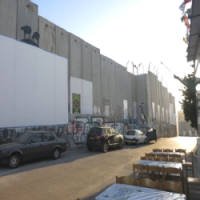 Palestinos Usam 'Muro da Vergonha' Como Telão Para Ver a Copa
