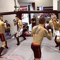Lutador Nocauteia 2 em 4 Segundos Durante Luta de MMA de Duplas
