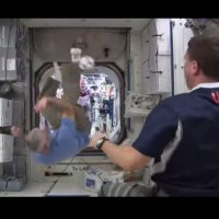 Astronautas Jogando Futebol em Gravidade Zero e 370 Km de Altitude