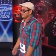 Calouro do American Idol Canta Mal e Sai Algemado do Palco