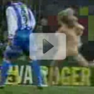 Mulher Pelada Invade o Campo e Marca um Gol