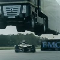 Fórmula 1 Passando Por Baixo de Caminhão