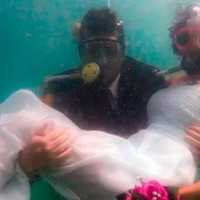 Casais Celebram Casamento no Fundo do Mar da Barra