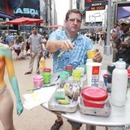 Artista é Preso por Pintura Corporal em Modelo de Topless em NY