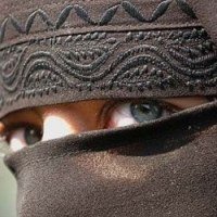 Lei Pode Obrigar Mulher Saudita a Esconder Olhos Sedutores