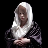 A Beleza Incomum de uma Modelo Albina Africana