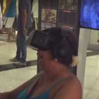 Essa Senhora Teve uma ReaÃ§Ã£o HilÃ¡ria e Inesperada ao Testar o Oculus Rift