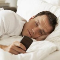 Usar o Celular a Noite Diminui Sua Eficiência no Trabalho