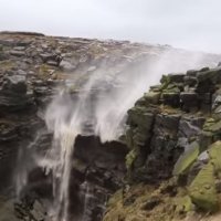 Fenômeno Raro Faz Águas de Cachoeira Subirem na Inglaterra