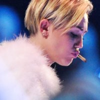 Miley Cyrus Fuma Cigarro Suspeito no Palco em AmsterdÃ£