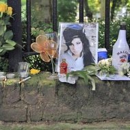FÃ£s Homenageiam Amy Winehouse com Bebidas