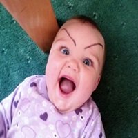 Bebês Fofinhos e Engraçados com as Sobrancelhas Pintadas
