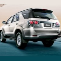 Toyota LanÃ§a SW4 BÃ¡sica com Sete Lugares