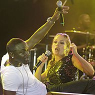 Akon Deixa Claudia Leitte Sem Graça em Dança Caliente