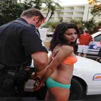 Garota Vai Presa ao Debochar de Policial
