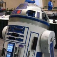 RÃ©plica de R2-D2 Traz 10 Videogames e Projetor