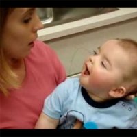 Bebê Surdo Ouve Pela Primeira Vez a Voz de Sua Mãe