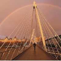 Arco-Íris Aparece na Ponte Hungerford em Londres