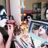 A Maquiagem do Kiss - Raras Imagens da Banda se Preparando Para Shows
