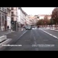Homem Brinca na Rua com Final DesagradÃ¡vel