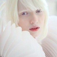 Ela É Um Anjo Gótico Albino